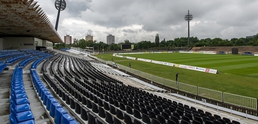Všesportovní stadion v Hradci Králové je ve špatném stavu.