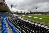 Všesportovní stadion v Hradci Králové je ve špatném stavu.