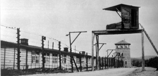 Židovský blok, barák II. se strážní věží, snímek z koncentračního tábora Mauthausen. 