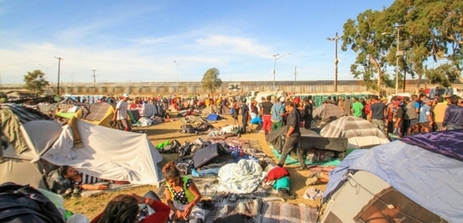 Na mexických hranicích se nahromadilo tisíce uprchlíků.