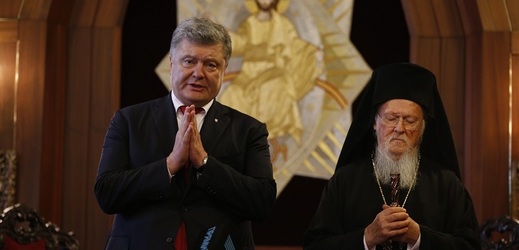 Ukrajinský prezident Petro Porošenko (vlevo) a konstantinopolský patriarcha Bartoloměj.