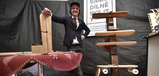 Roman Januška ze Zlína vyrábí skateboardy z různých druhů dřev.