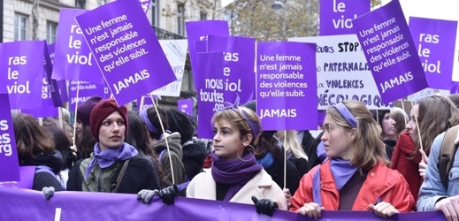 Navzdory popularitě hnutí #MeToo se prý ve Francii o sexuálním násilí příliš nemluví.