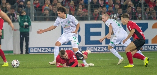 Brémy gólem v závěru ve Freiburgu odvrátily další porážku.
