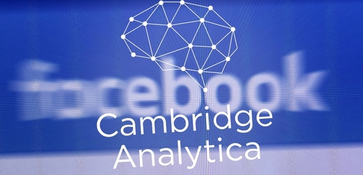 Cambridge Analytica a logo Facebooku v pozadí. 