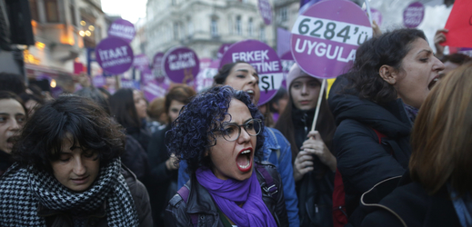 Účastníci demonstrace v Istanbulu v rámci Mezinárodního dne proti násilí na ženách. 