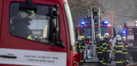 Požár stodoly u stájí ve Spojile na Pardubicku likvidují hasiči od brzkého rána.