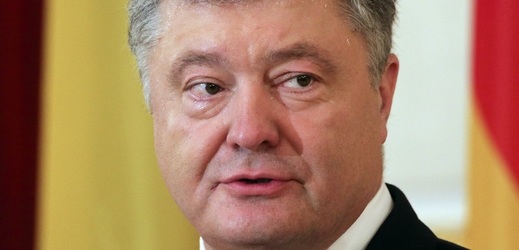 Ukrajinský prezident Petro Porošenko podepsal výnos, který na 60 dní zavádí stanné právo.