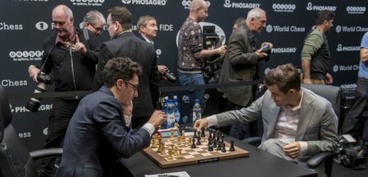 Šachista Caruana (vlevo) v partii proti Carlsenovi.