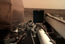 Sonda InSight na Marsu otevřela solární panely.