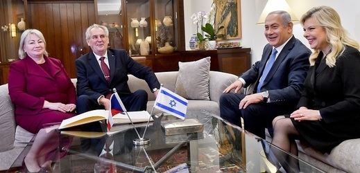 Český prezident Miloš Zeman s manželkou navštívil izraelského premiéra Benjamina Netanjahua s chotí.