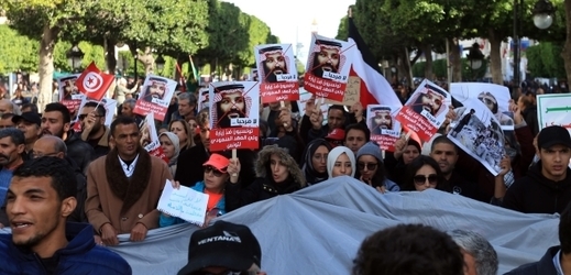 Tunisané protestují druhý den proti návštěvě prince bin Salmána.