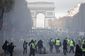 O víkendu se demonstranti sešli na hlavní pařížské třídě Champs-Élysées.