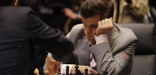 Obhájce šachového trůnu Magnus Carlsen (vpravo).