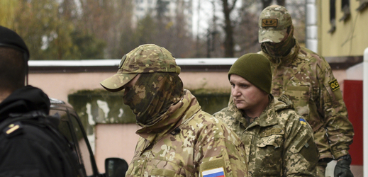 Eskorta vede ukrajinského námořníka (druhý zprava) do vazby.