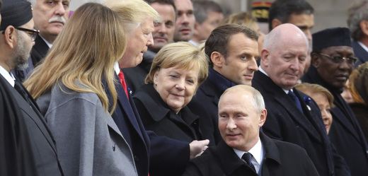 Vladimír Putin, Angela Merkelová  a další státníci.