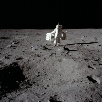 Neil Armstrong na měsíci (1969).