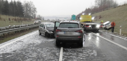 Ledovkou způsobená nehoda pěti osobních aut na dálnici D6 u Kynšperka nad Ohří.