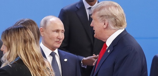 Donald Trump se na schůzce G20 v Argentině míjí s Vladimirem Putinem.