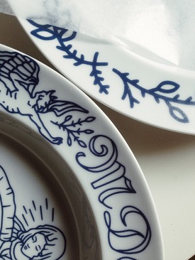 Porcelánové cibulákové talíře.