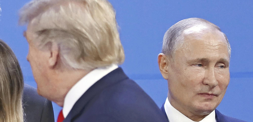Donald Trump (zády) a Vladimir Putin na summitu G20 v Buenos Aires. 