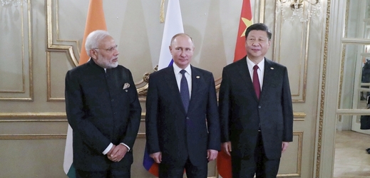 Indický premiér Narendra Módí (vlevo), ruský prezident Vladimir Putin (uprostřed) a čínský prezident Si Ťin-pching.
