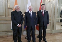 Indický premiér Narendra Módí (vlevo), ruský prezident Vladimir Putin (uprostřed) a čínský prezident Si Ťin-pching.