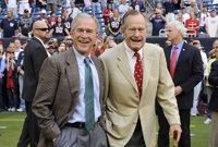 George Bush mladší (vlevo) se svým otcem na americkém fotbalu v roce 2009.
