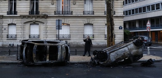 Následky protestů v Paříži.