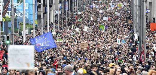 Desítky tisíc lidí pochodovaly v Bruselu proti oteplování.