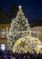 Vánoční trhy v maďarském městě Eger (též Jager) zdobí obrovský strom a světelná dekorace ve tvaru koule.