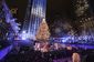 Vánoční strom a světelné dekorace rozzářily prostor před známým newyorským komplexem budov Rockefeller Center.