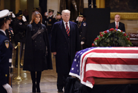 Trump a Melania uctili památku Bushe staršího.