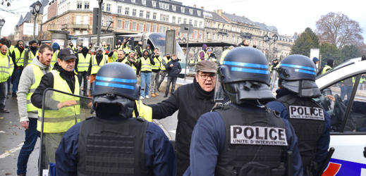 Francii sužuje vlna protestů. 