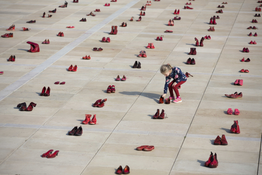 Dvě stě párů rudých ženských bot na telavivském náměstí Habima.