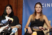 Dvě ze tří zadržených členek Pussy Riot Naděžda Tolokonnikovová (vlevo) a Veronika Nikulšinová.