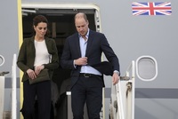 Princ William s Kate navštívil vojáky na Kypru.