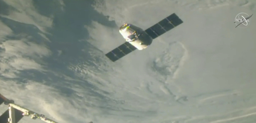 K ISS dorazila loď Dragon s 2,5 tuny zásob, dílů a experimentů.