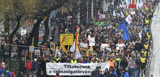 Maďaři protestují proti navyšování přesčasů.
