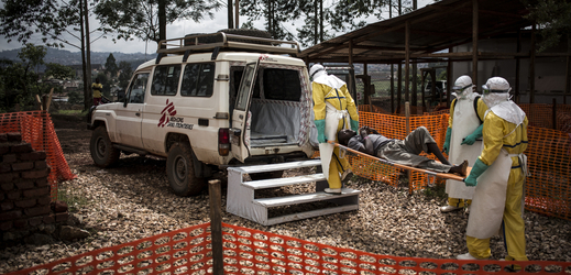 Zdravotníci transportují pacienta nakaženého ebolou do nemocnice.