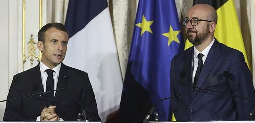 Francouzský prezident Emmanuel Macron (vlevo) a belgický premiér Charles Michel.