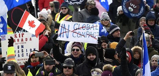 Odpůrci migračního paktu OSN v ulicích kanadské Ottawy.