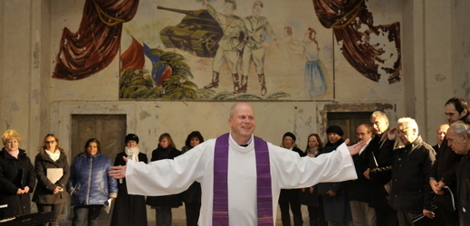 Kněz Jan Hanák při adventní mši v kapli bývalé káznice na Cejlu.