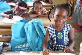 Osmiletá Marie Adéle z Bingerville v Pobřeží slonoviny mohla začít chodit do školy díky dárkům pro život z České republiky. V této zemi však stále ještě z důvodu chudoby chybí ve školních lavicích více než dva miliony dětí.