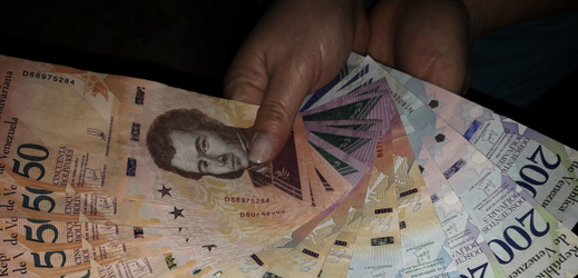 Bankovky venezuelské měny bolívarů, ilustrační fotografie. 