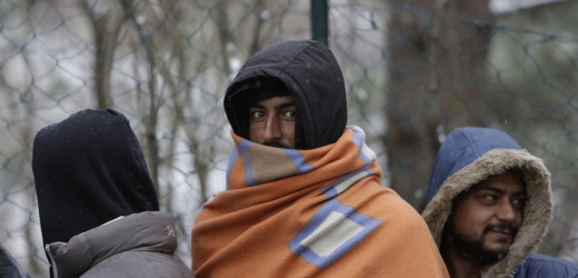 Lidé v uprchlickém táboře v Bosně. 