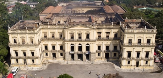 Brazilské Národní muzeum vzplálo ze zatím neznámých důvodů.