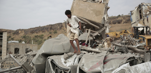 Město Saná v Jemenu po náletu saudských letadel. 