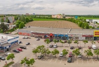 Přímo u rušné křižovatky Strakonické a Plzeňské v Českých Budějovicích je umístěn retail park pronajatý nájemcům jako Penny, Teta Drogerie nebo PEPCO. Retail park disponuje vlastním parkovištěm a nachází se v pohodlné pěší vzdálenosti pro obyvatele sousedícího sídliště.