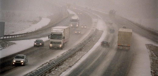 Provoz na D1 začal kolabovat ve středu odpoledne po hustém sněžení (ilustrační foto).
